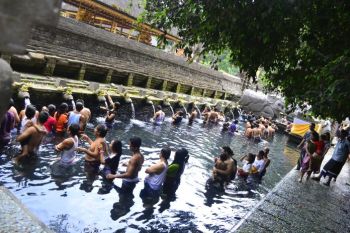 Melukat tirta empul.jpg