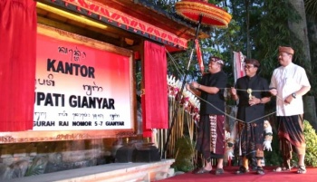 Plang-kantor-bupati-gianyar-beraksara-bali-800-2018-10-06-103331 0.jpg