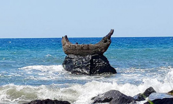 Arca-batu-berbentuk-perahu-di-Pura-Ponjok-Batu.jpg